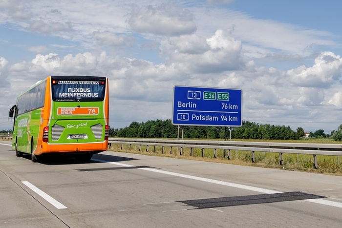 В Германии водителя автобуса уволили за самовольный плакат