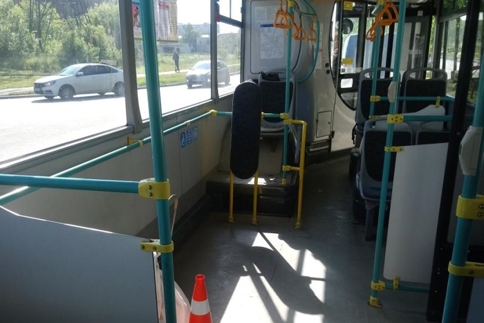 Разговаривала по телефону и не держалась: в Екатеринбурге в салоне автобуса травмировалась женщина