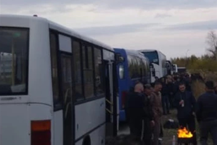 В Свердловской области выстроилась пробка из автобусов с мобилизованными