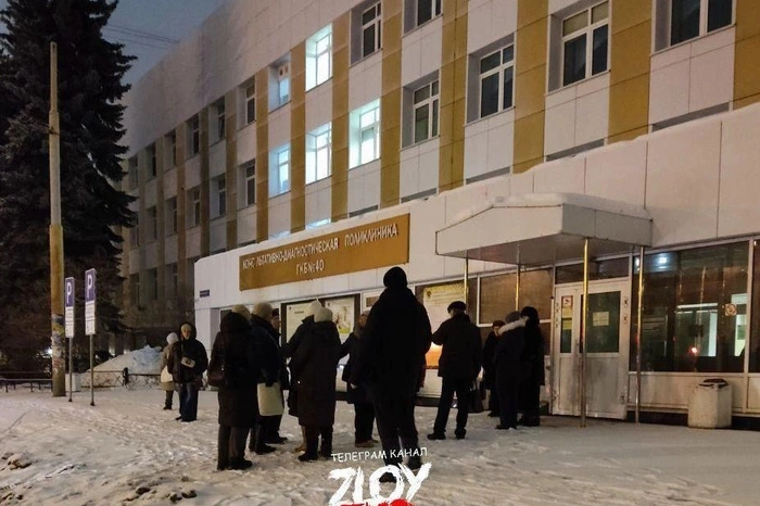 Екатеринбуржцы с раннего утра выстраиваются в очереди перед больницей