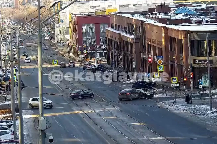 В центре Екатеринбурга BMW выехала на красный, устроив жёсткую аварию