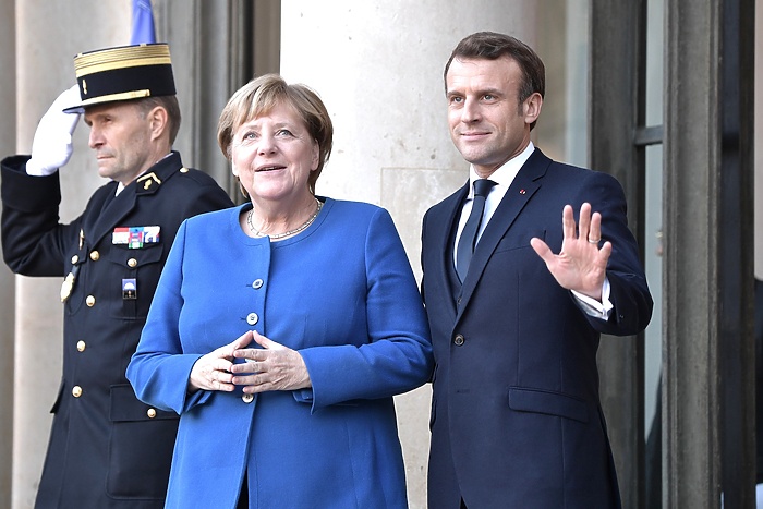 Меркель отказалась от своего фирменного жеста