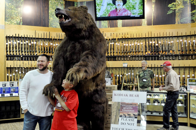 Медвежье чучело напугало спортсмена в Костроме