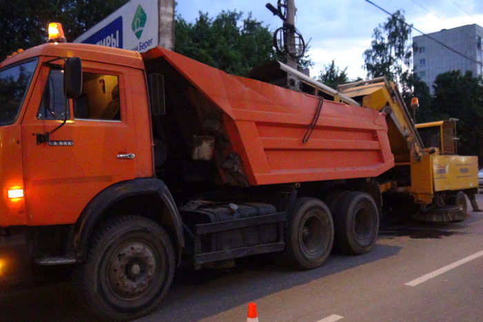 Молодой мужчина погиб под колесами уборочной машины в Екатеринбурге