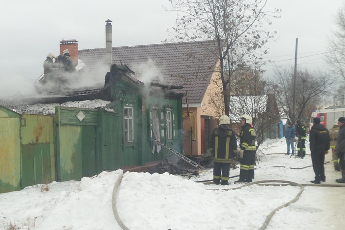 Частный дом на улице Ляпустина горел сегодня в Екатеринбурге