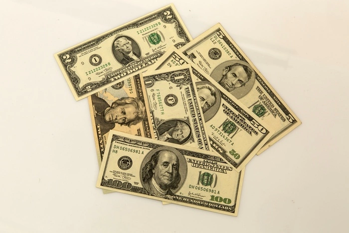 Сбербанк изменил прогноз по стоимости доллара почти на 10 рублей