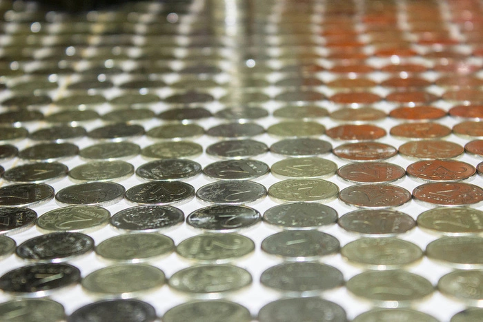 Екатеринбуржцев приглашают построить на руке башню из монет