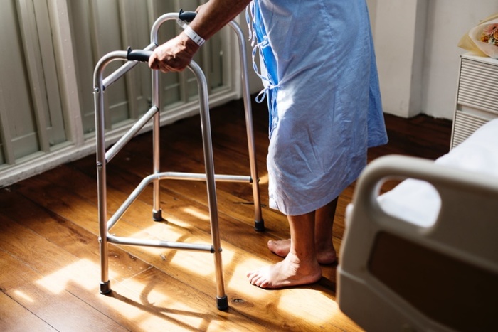 Российской пенсионерке со сломанной ногой пришлось ползти по лестнице в больнице
