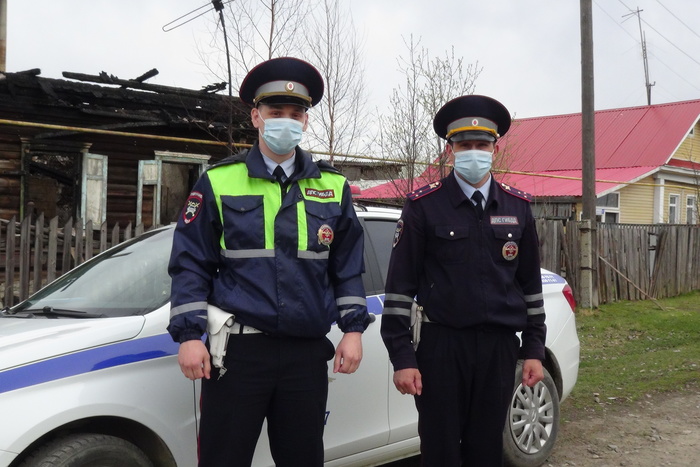Свердловские сотрудники ГИБДД вытащили мужчину из горящего дома