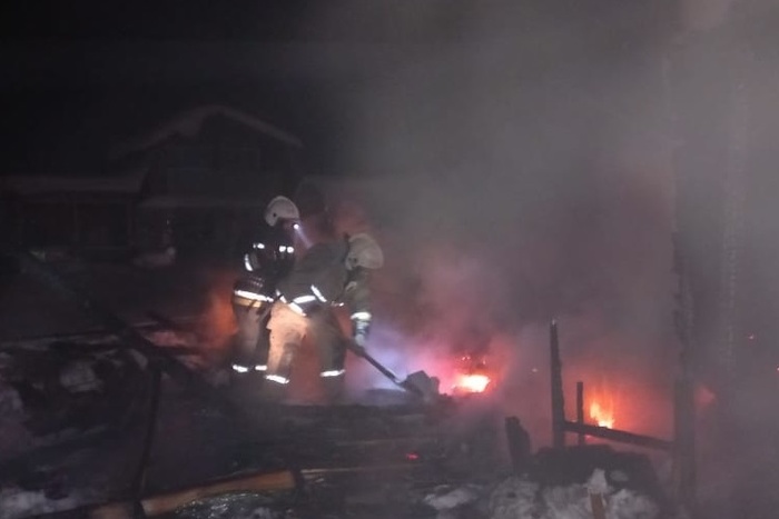 Два молодых человека сгорели в садовом доме под Карпинском