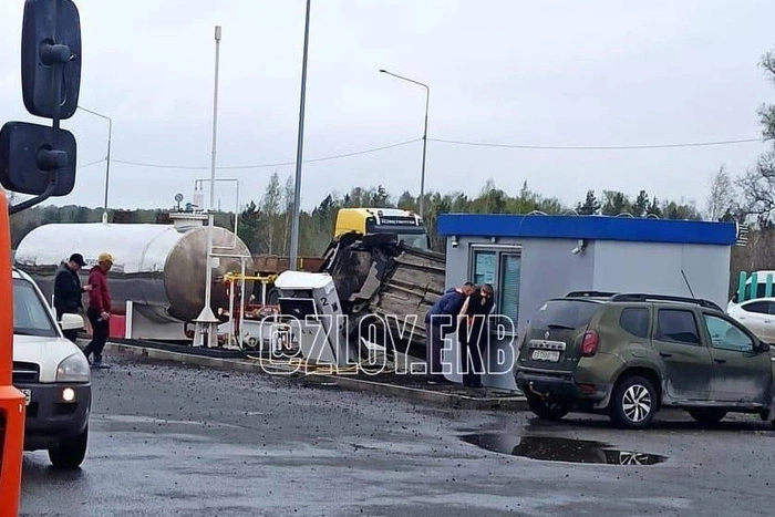 На Тюменском тракте водитель влетел в газовую заправку и снёс будку с оператором