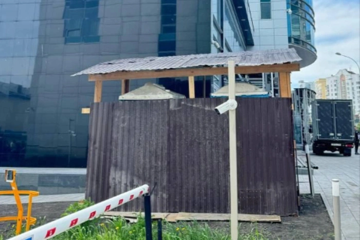 В центре Екатеринбурга установили грязные туалеты для рабочих