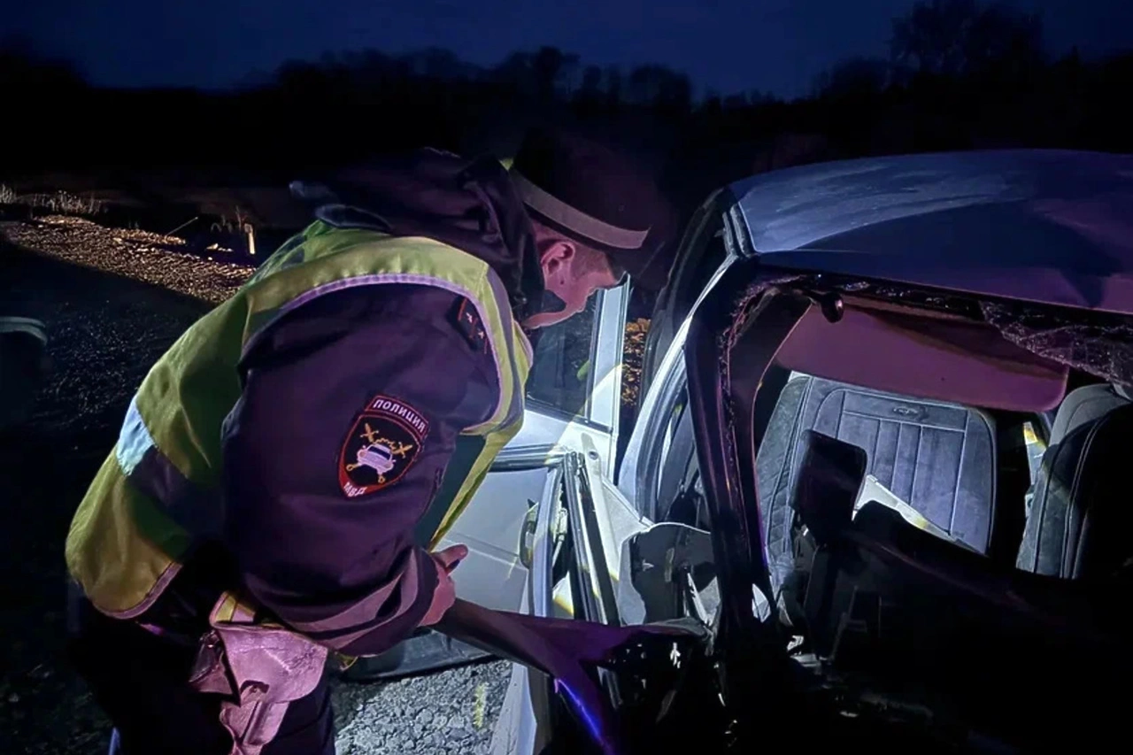 Прилежный водитель врезался ночью в бетонное ограждение на свердловской трассе (ФОТО)