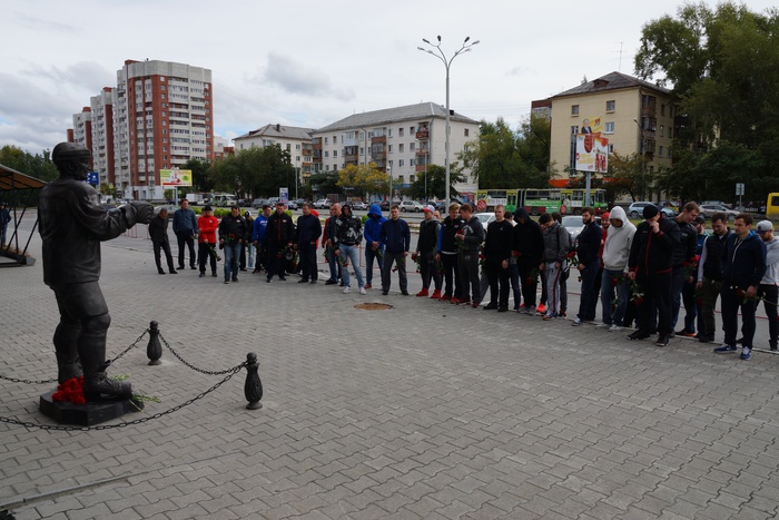 Игроки «Автомобилиста» возложили цветы к памятнику хоккеистам «Локомотива»