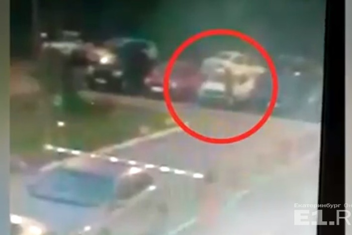 Поджог автомобилей на Широкой Речке попал на камеры видеонаблюдения