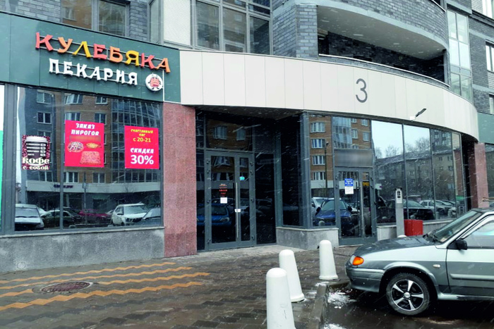 В Екатеринбурге закрыли популярную пекарню за жир на стенах и грязную одежду у поваров