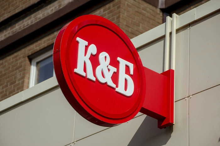 Бил бутылки и справил нужду: в Новоуральске парень устроил погром в «Красном & Белом»