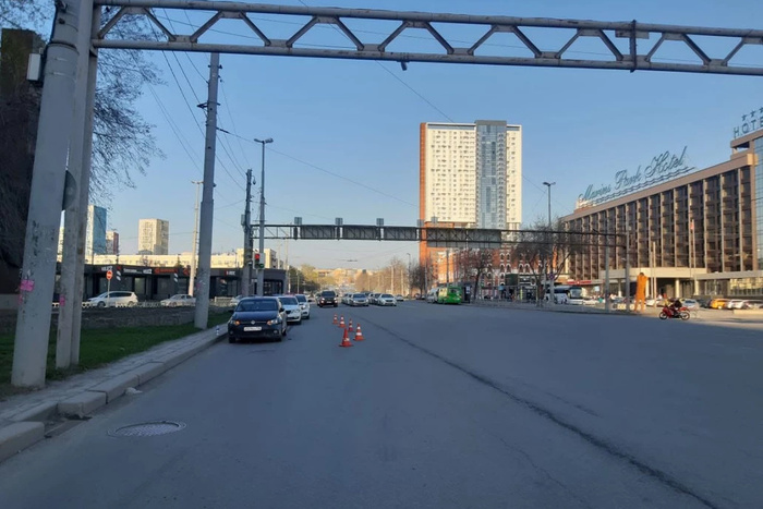 В центре Екатеринбурге два автомобиля сбили одного пешехода