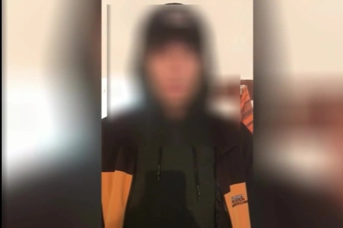 В Свердловскую область доставили молодого парня, выманившего интимные фото у маленьких девочек