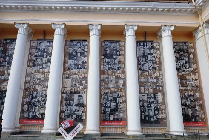 Фасад железнодорожного вокзала Екатеринбурга украсили портреты участников войны