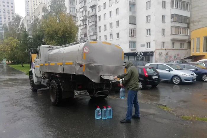 «Подключают соседний дом». Жители центра Екатеринбурга остались перед выходными без холодной воды
