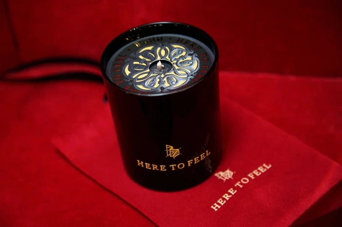 В Екатеринбурге можно купить необычную черную свечу за 2500 рублей