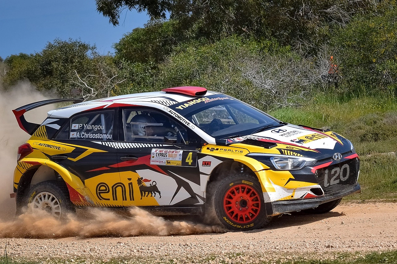 Известный екатеринбургский ресторатор на гоночном автомобиле улетел с трассы в Карелии