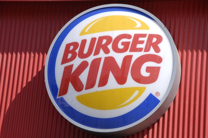 Пассажиров метро изумил новый рекламный слоган Burger King «Налижемся!»