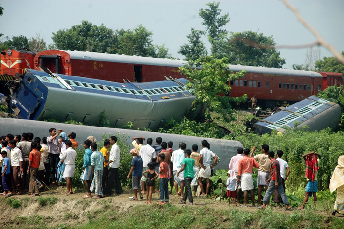 Число жертв крушения поезда в Индии превысило 90 человек