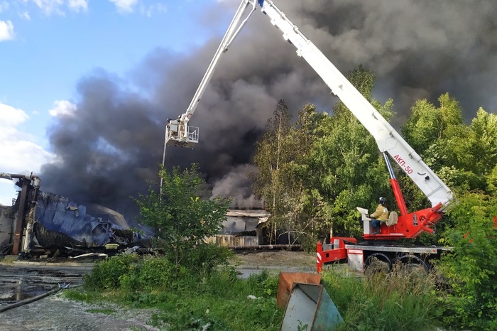 В Екатеринбурге потушили пожар на складе лакокрасочных изделий