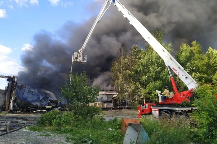 В Екатеринбурге потушили пожар на складе лакокрасочных изделий