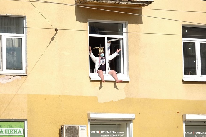 В Екатеринбурге мужчина, сидя в окне, громко слушал песню «Владимир Путин молодец!»