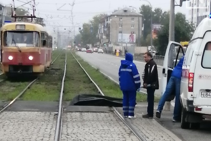 На Уралмаше приостановили движение трамваев из-за лежащего на путях трупа