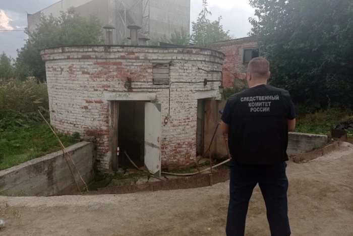 Двое погибли, одна женщина в коме: в свердловском городе рабочие отравились газом в канализации