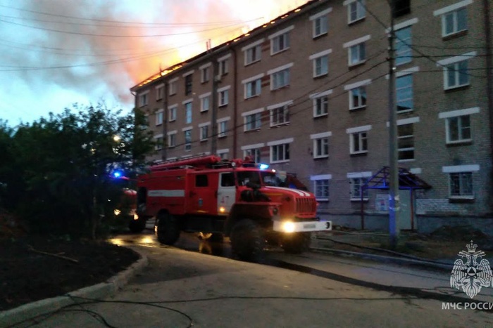 «Строили к универсиаде»: в Свердловской области загорелось общежитие