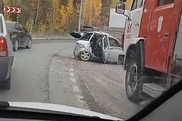В Свердловской области грузовик без тормозов врезался в легковушку