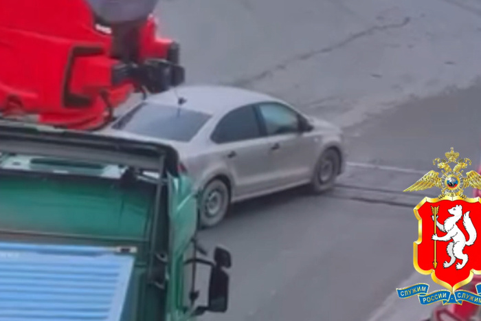 В Екатеринбурге электричка снесла легковушку на железнодорожном переезде — видео