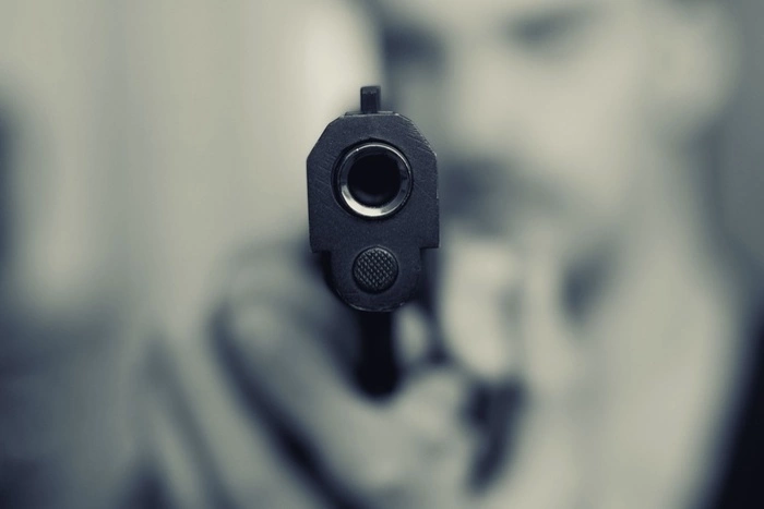 Неизвестные обстреляли многоэтажку возле Южного автовокзала