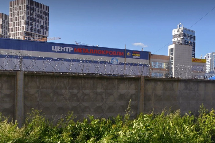 Напротив элитного екатеринбургского квартала сносят большой мебельный центр