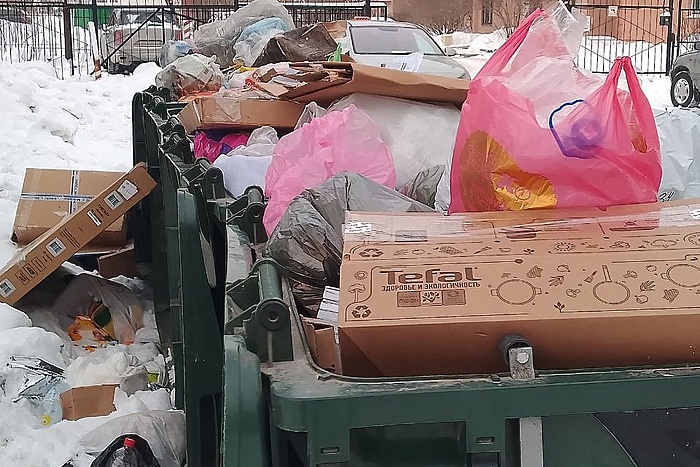 Жители Уралмаша пожаловались на неубранную ООО УК «РЭМП-«Эльмаш» контейнерную площадку