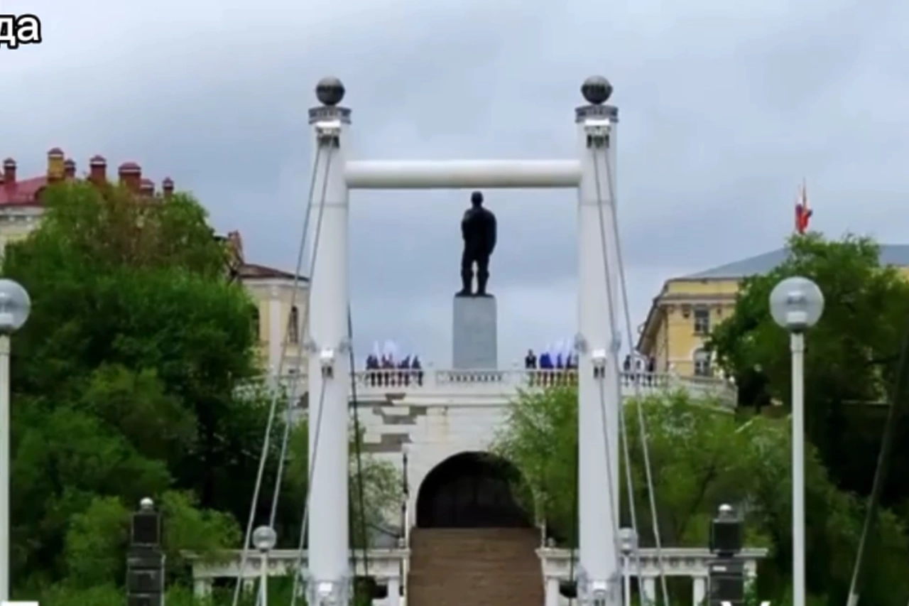 Беспилотник ВСУ влетел в многоэтажку в Оренбурге
