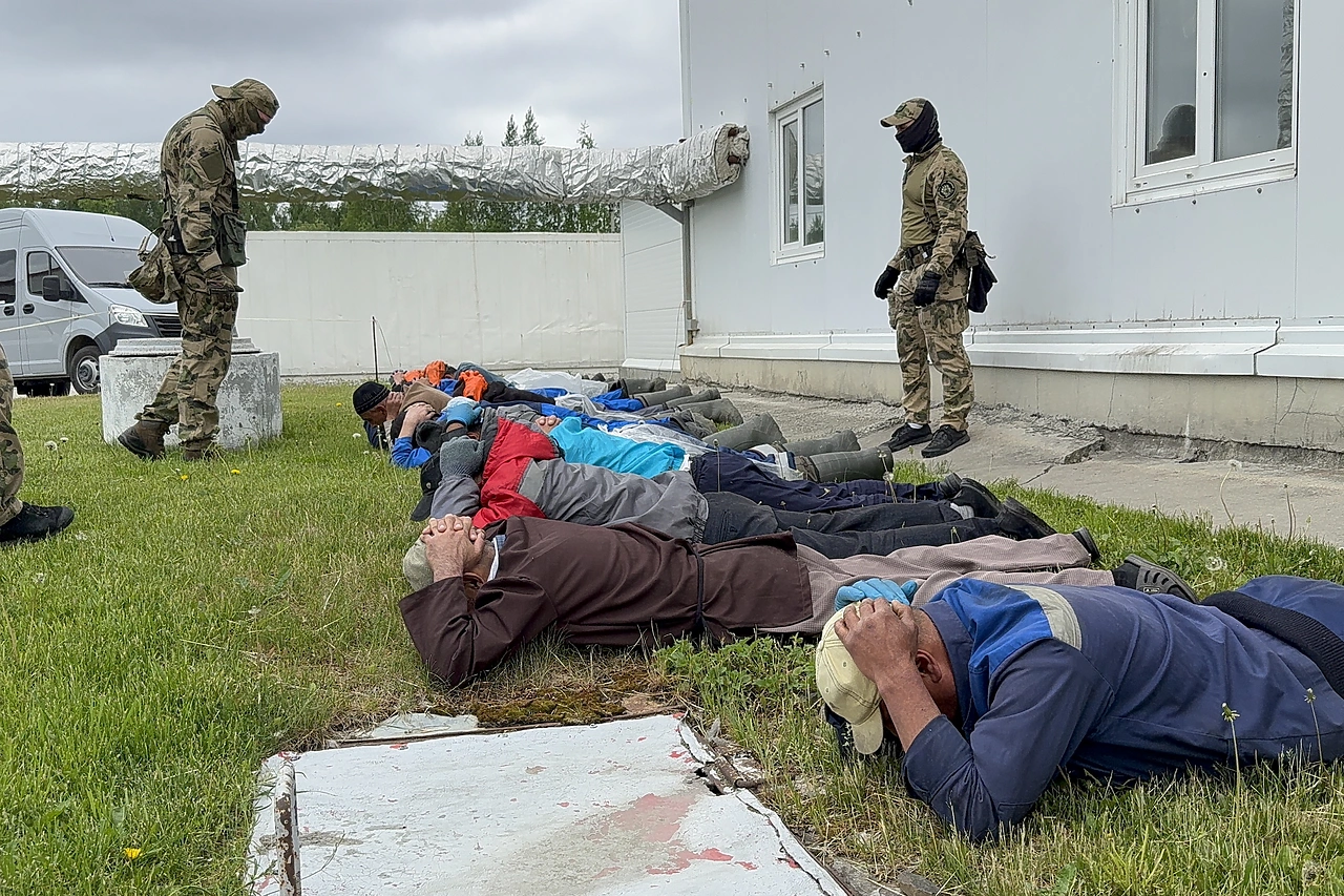 Екатеринбургские полицейские задержали 42 мигранта, работавших нелегально в рыбных цехах — фото