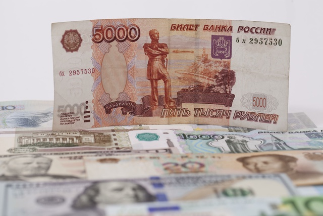Курс рубля резко снизился в Нью-Йорке из-за новых санкций