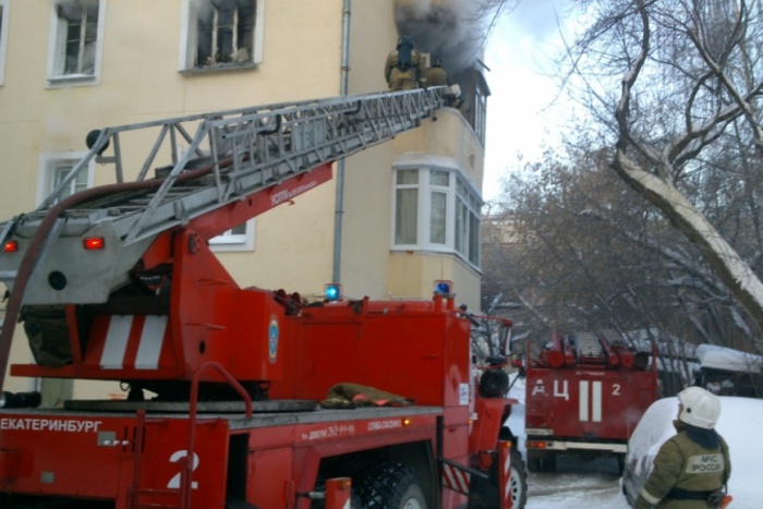 Два человека погибли сегодня утром при пожаре в жилом доме в Екатеринбурге