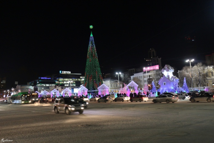 На площади 1905 года в Екатеринбурге возводят каркас новогодней елки