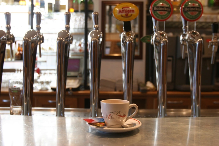 Избивших супругов в баре «Мизантроп» молодчиков не могут найти три месяца