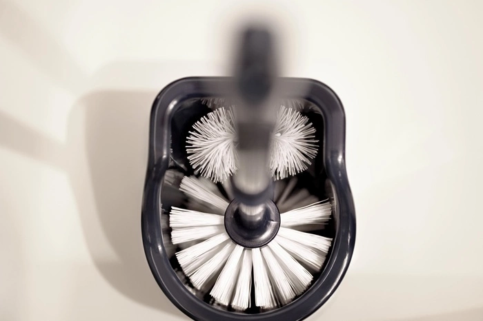 Уборщицы пятизвездочных отелей попались на мытье посуды ершиками для унитазов