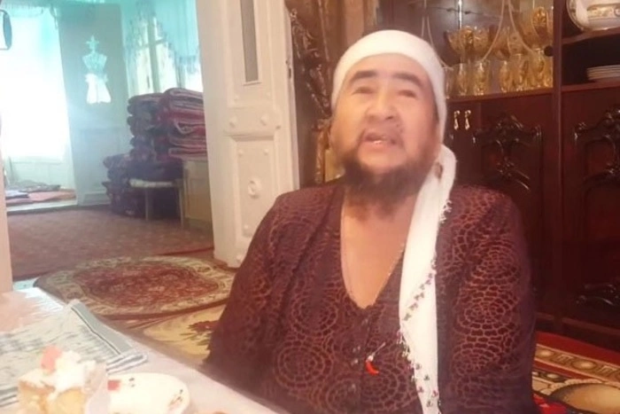 Старушка похвасталась не бритой 35 лет бородой