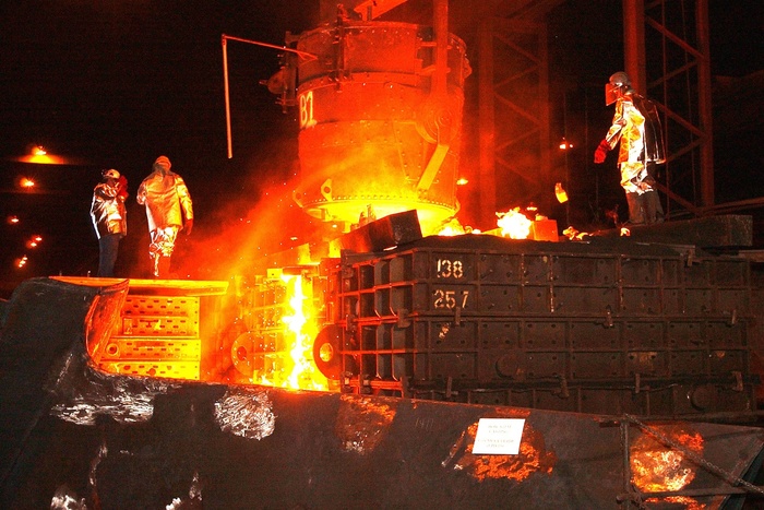 На предприятие в Свердловской области рабочий получил серьезные ожоги из-за выброса горящей пыли