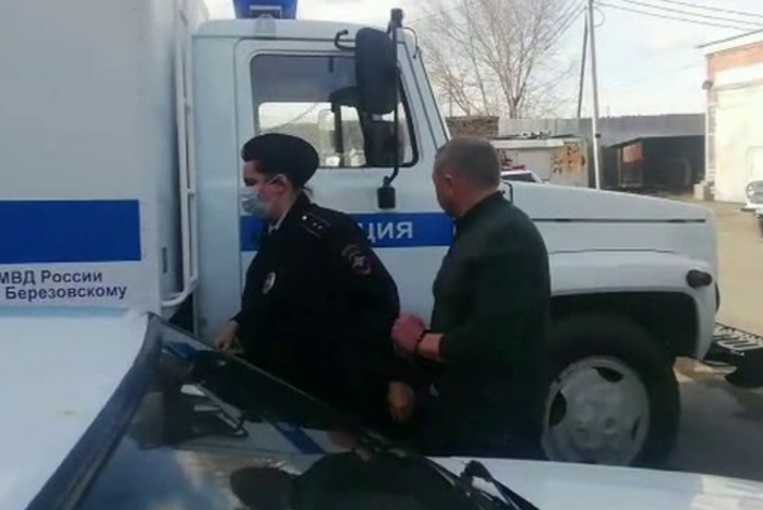 В Берёзовском гендиректор автопредприятия избил пассажира за мятую купюру